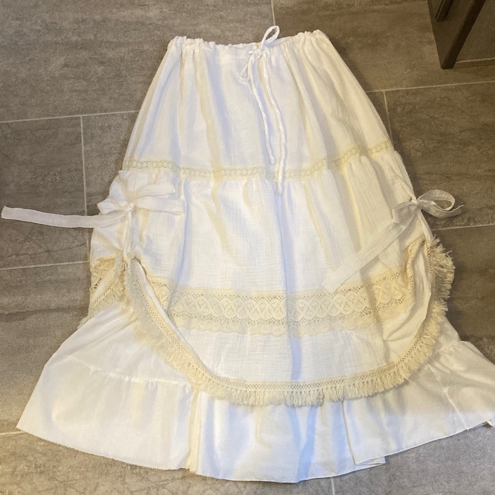 Elegant Western Cream Skirt - Picture 6 of 16
